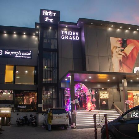 Hotel Tridev Grand Varanasi Ngoại thất bức ảnh