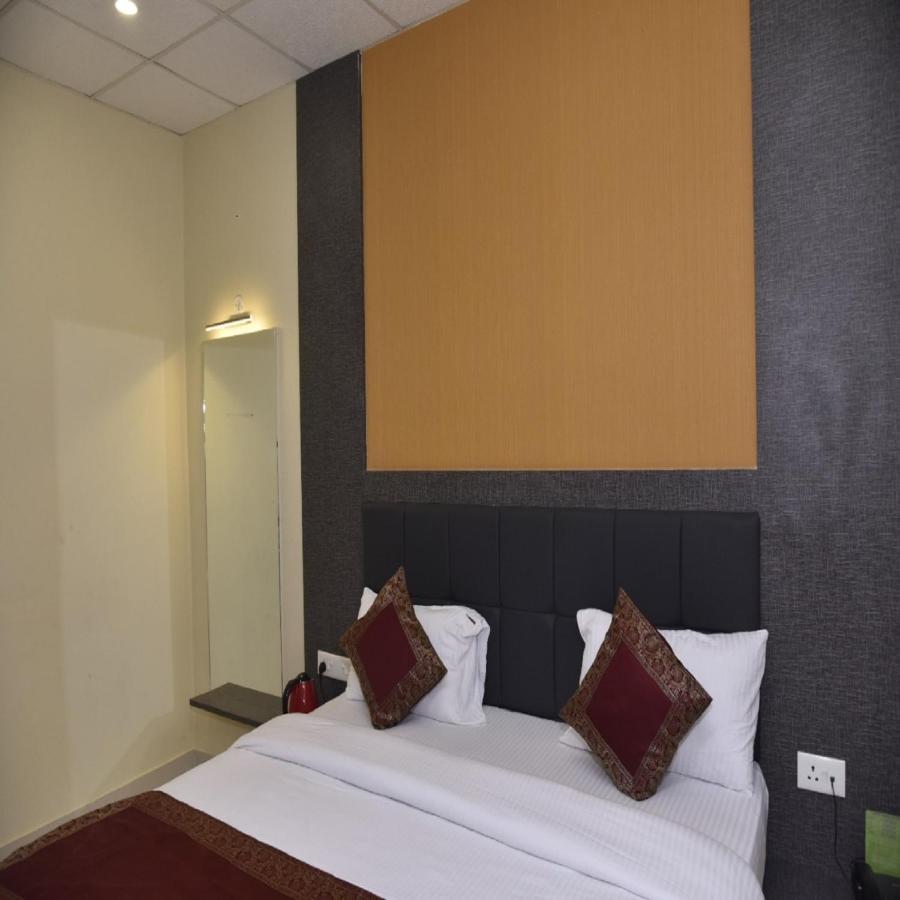 Hotel Tridev Grand Varanasi Ngoại thất bức ảnh
